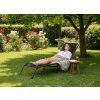 Skladacie záhradné lehátko Garden Line 190 x 58 x 30 cm s vreckom v záhrade