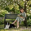 Kovová záhradná lavička MultiGarden 120 x 50 cm s dekoratívnym operadlom v záhrade