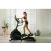 Eliptický trenažér Spirit Fitness XE395 ENT cvičenie